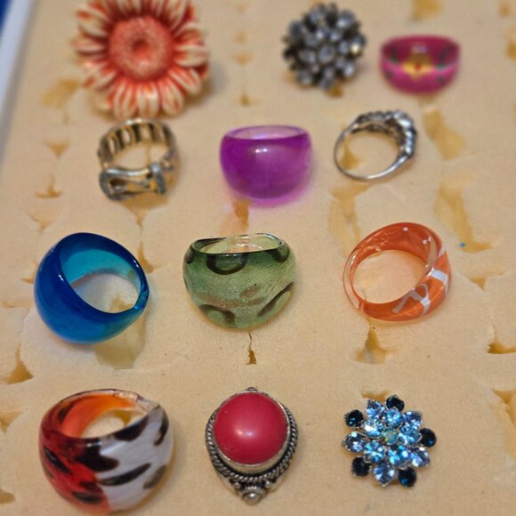Lot of Fashion Rings. - Picture 2 of 3